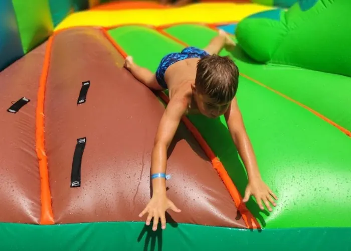 Kemping Mobil 27m² Avec Terrasse - 5 Personnes - Api-1-52-308