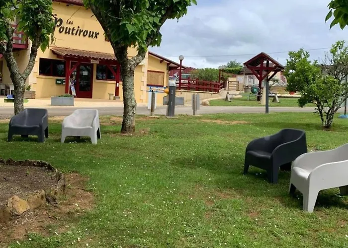 Kemping Mobil 27m² Avec Terrasse - 5 Personnes - Api-1-52-308