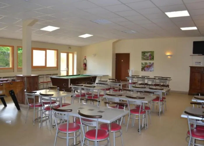 Kemping Mobil 27m² Avec Terrasse - 5 Personnes - Api-1-52-308